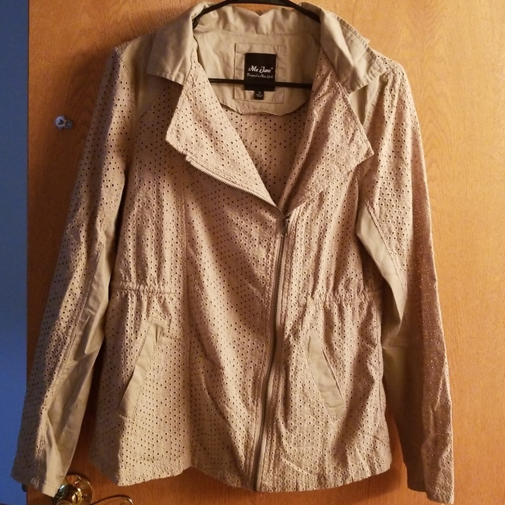 Buckle light jacket.